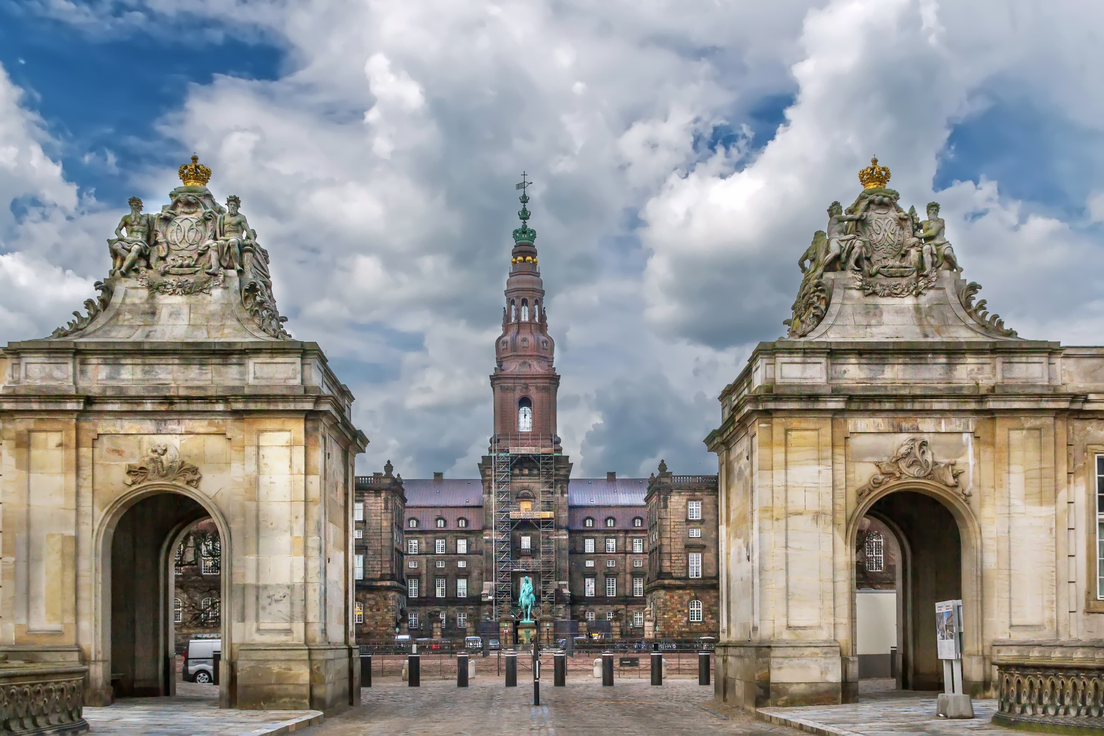 Christiansborg set gennem Marmorbroens portaler